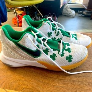 Men’s clover Nike size 9